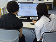 システムの操作研修中の画像