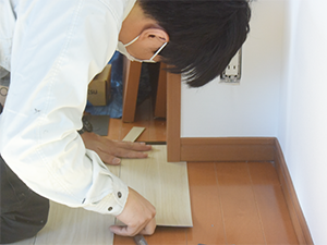 フロア張り替え作業の画像