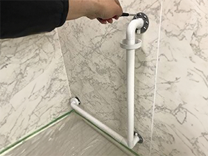 手すり取り付け作業の画像