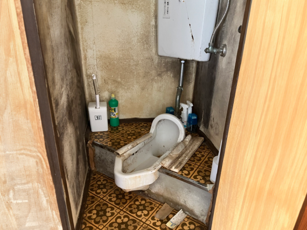 古い和式タイプトイレの画像